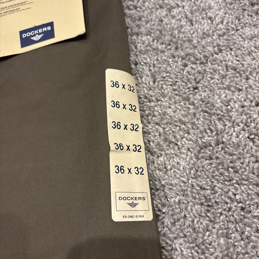 NEW DOCKERS GO KHAKIS Mens 36X32 Khaki Stain Defender Classic Fit Pleated Cuffed